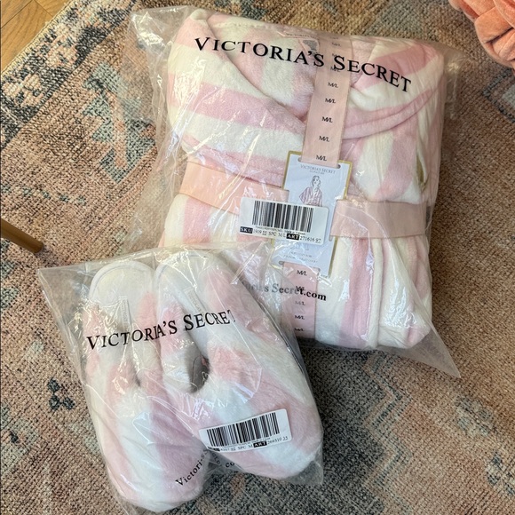 NWT Victoria's Secret Pink & White Striped Plush Robe and Slippers Set - Picture 6 of 10